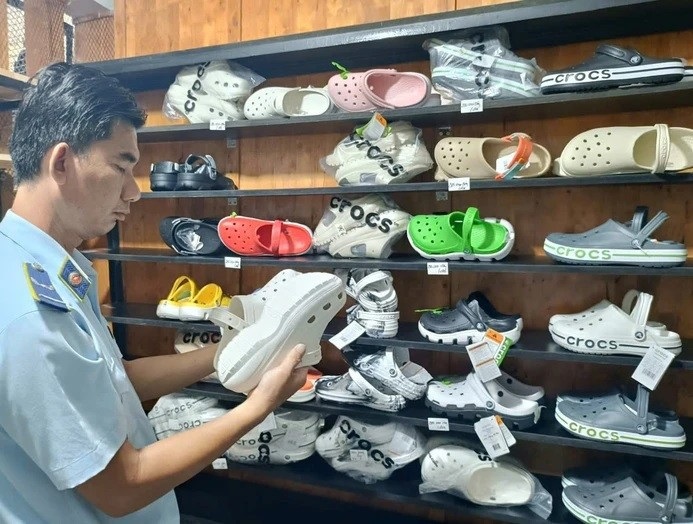 Lực lượng QLTT TP HCM kiểm tra hàng hóa tại cơ sở kinh doanh