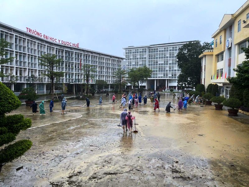 Sinh viên Trường Đại học Y- Dược Huế dọn dẹp vệ sinh Trường sau lũ Sinh viên Trường Đại học Y- Dược Huế dọn dẹp vệ sinh Trường sau lũ