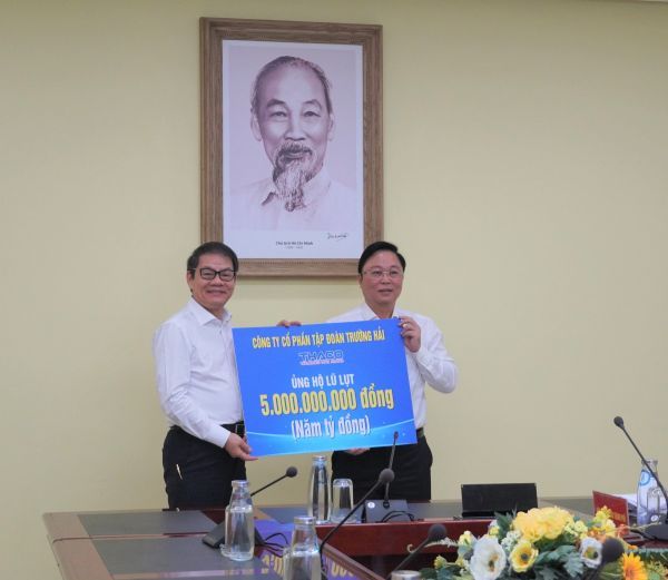 Ông Trần Bá Dương, Chủ tịch HĐQT THACO (bên trái) trao biển ủng hộ TP Đà Nẵng 5 tỷ đồng khắc phục hậu quả lũ lụt (Nguồn:danang.gov.vn)
