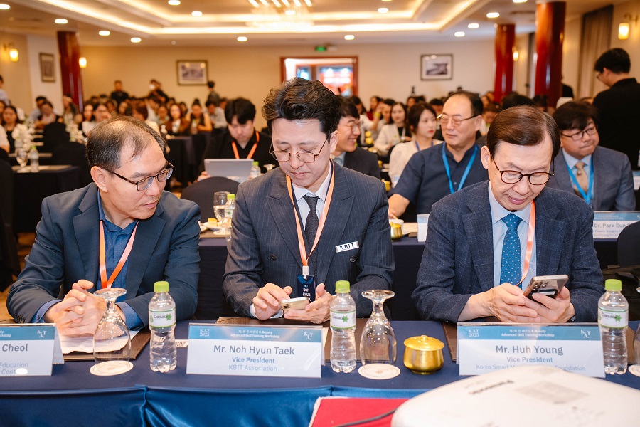 (Từ trái qua) ông Kim Hong Cheol - Giám đốc Trung tâm Hỗ trợ Đào tạo và Giáo dục Thiết bị Y tế Hàn Quốc - ông Noh Hyun Taek - Phó chủ tịch Hiệp hội Công nghệ thẩm mỹ Hàn Quốc KBIT (ở giữa) - đơn vị tổ chức Hội thảo K.A.T 2025 - ông Huh Young - Phó chủ tịch Quỹ Phát triển Công nghiệp Thiết bị Y tế Thông minh Hàn Quốc.