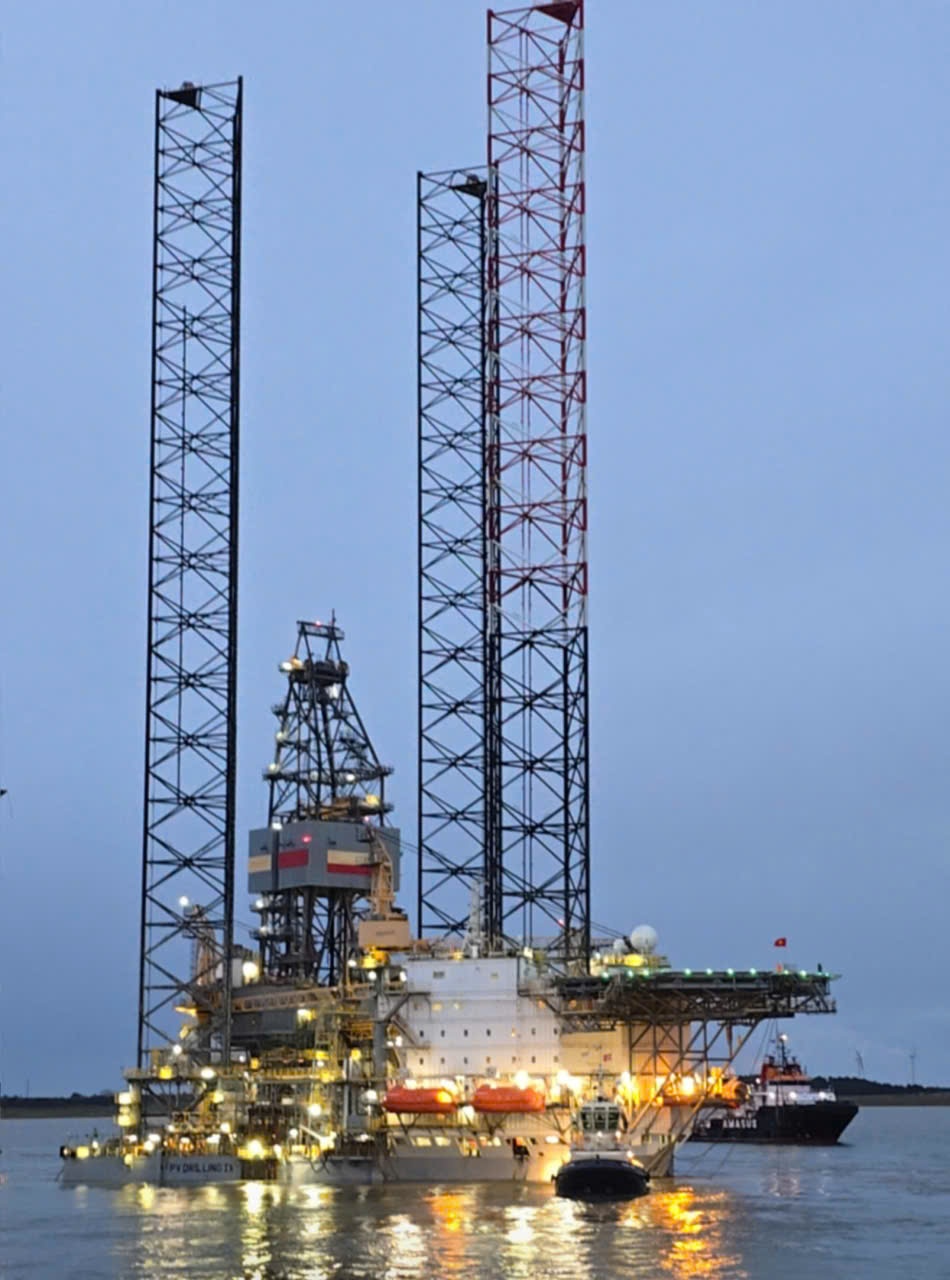 Giàn khoan PV DRILLING IX vừa đầu tư đang bắt đầu hành trình về Việt Nam