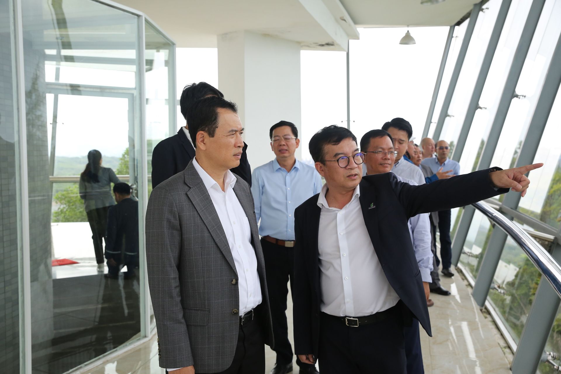 Ông Nguyễn Việt Thắng - Tổng Giám đốc BSR giới thiệu về Nhà máy Lọc dầu Dung Quất với Đoàn công tác của Bộ Công Thương Lào