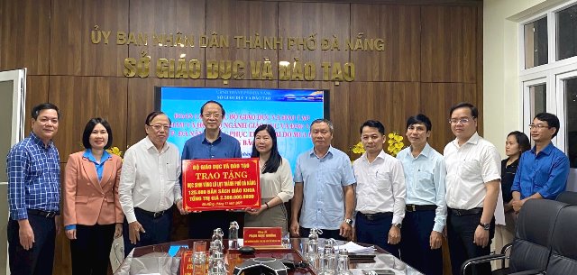 Bộ GD&ĐT tặng 125.000 bản sách giáo khoa trị giá 2,5 tỷ đồng cho học sinh vùng bị ảnh hưởng.