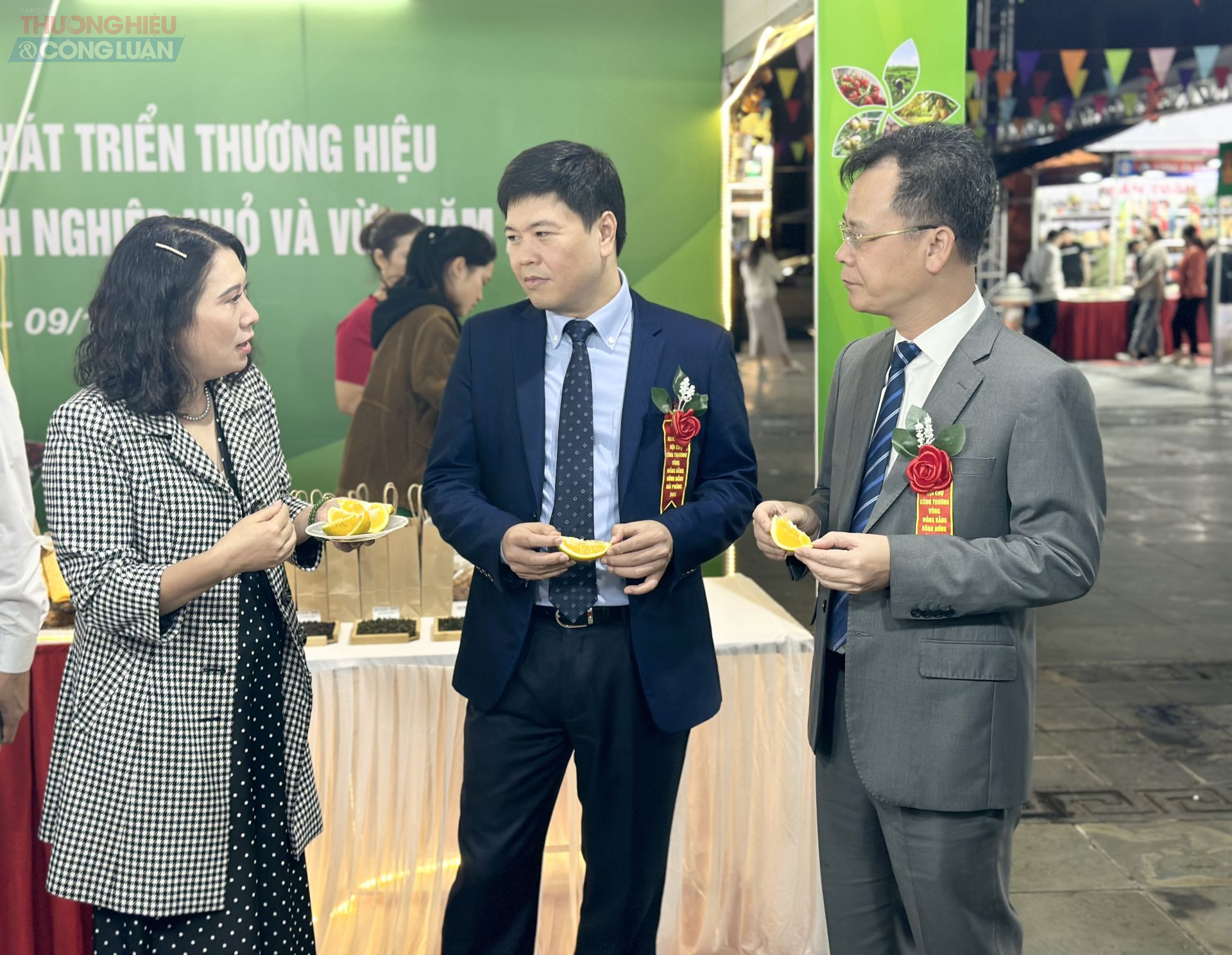 Lãnh đạo thành phố thăm quan gian hàng của tỉnh Sơn La.