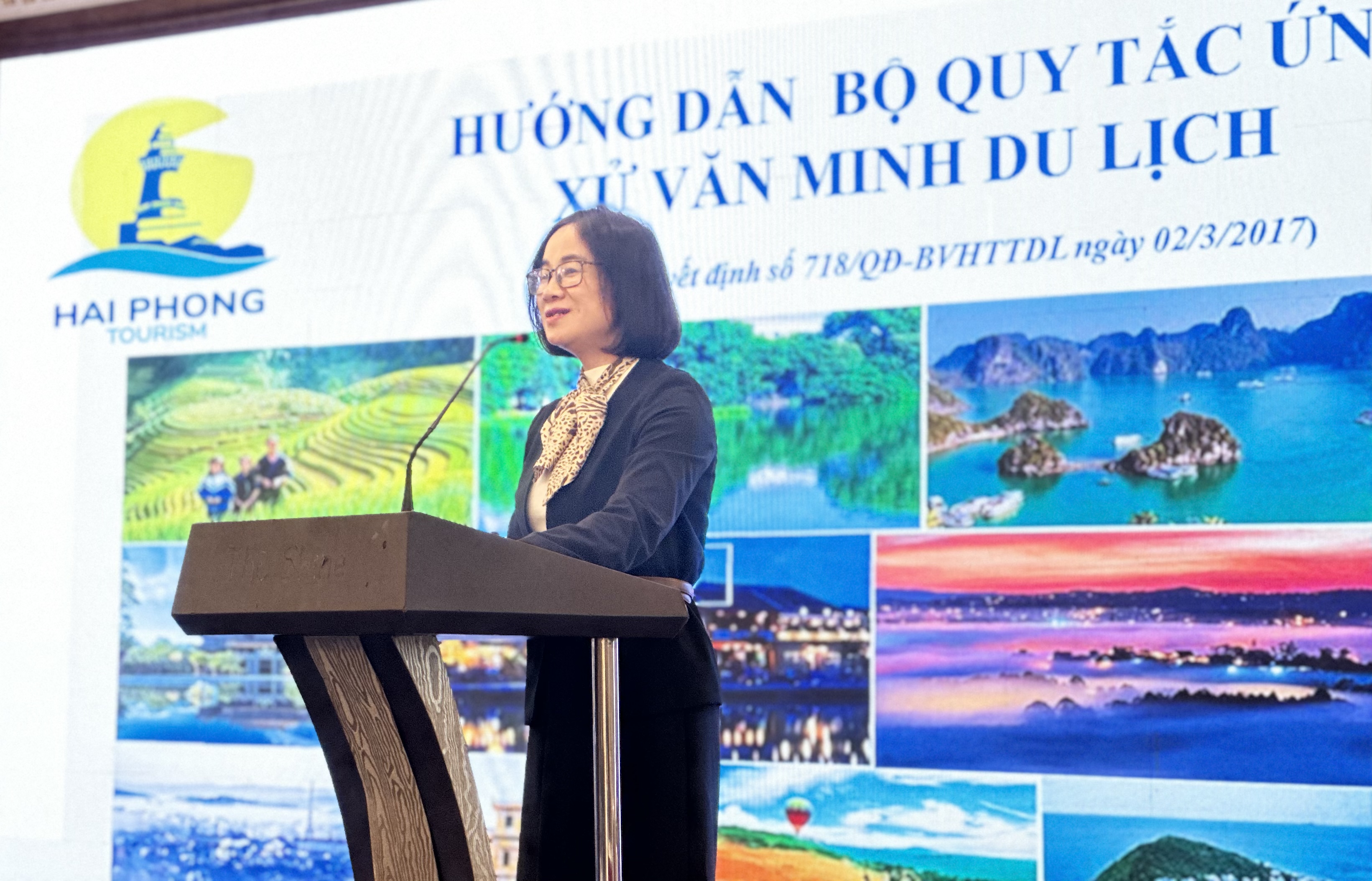 Bà Mai Thị Huệ - Phó Hiệu trưởng Trường Cao đẳng Du lịch Hải Phòng hướng dẫn thực hiện Bộ Quy tắc ứng xử văn minh du lịch. Bà Mai Thị Huệ - Phó Hiệu trưởng Trường Cao đẳng Du lịch Hải Phòng hướng dẫn thực hiện Bộ Quy tắc ứng xử văn minh du lịch.