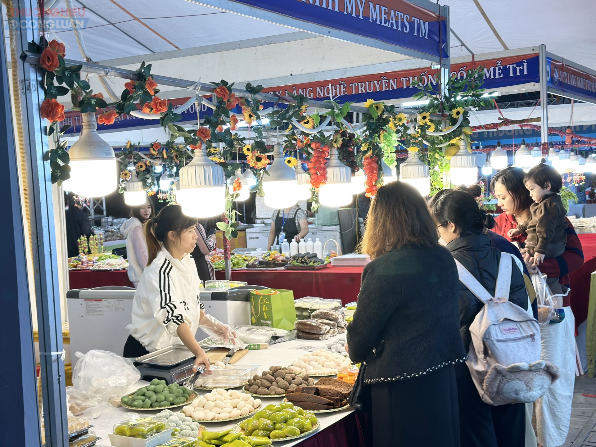 Đông đảo nhân dân và du khách tham quan, mua sắm tại Hội chợ.