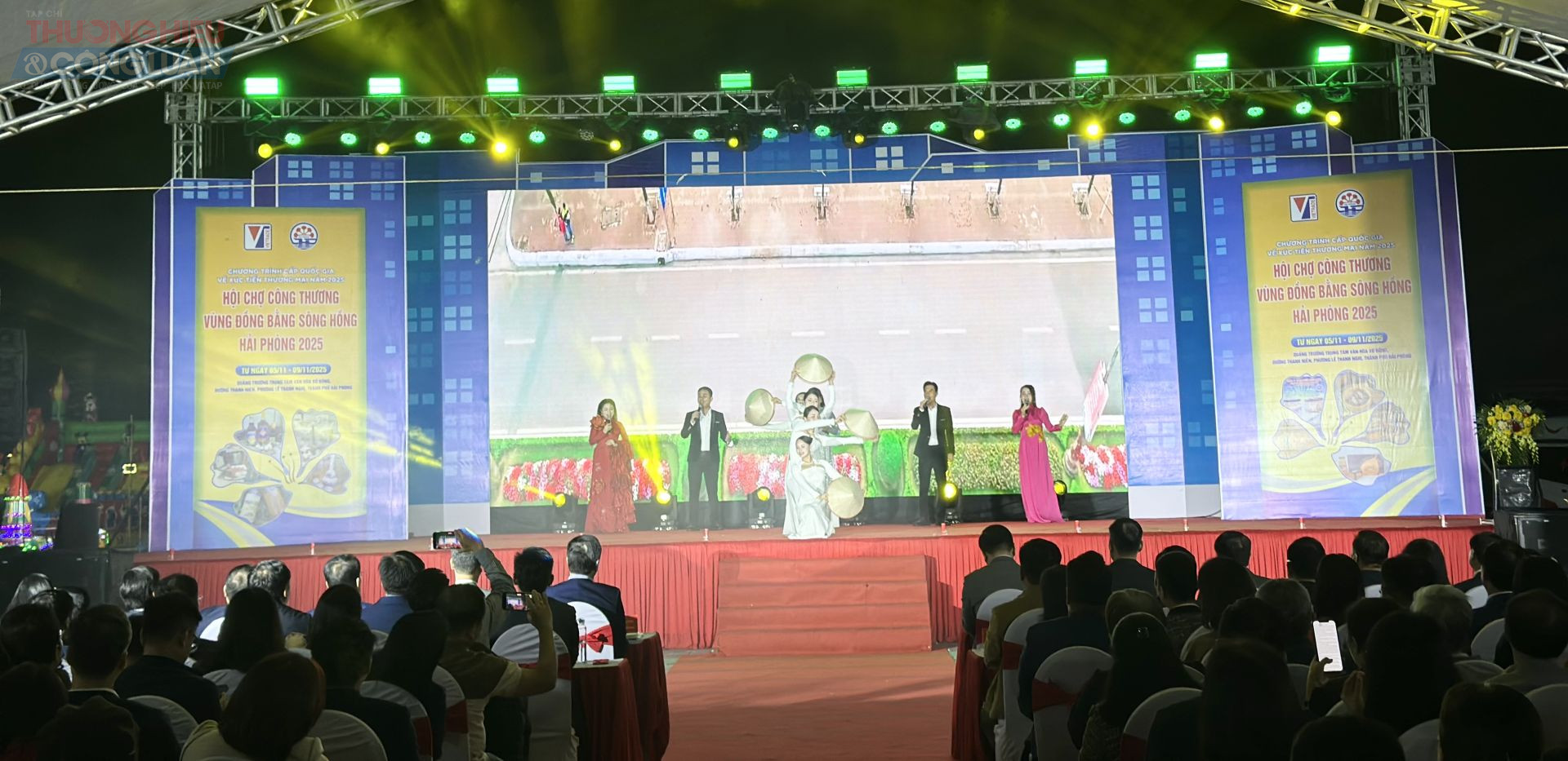 Chương trình văn nghệ chào mừng.