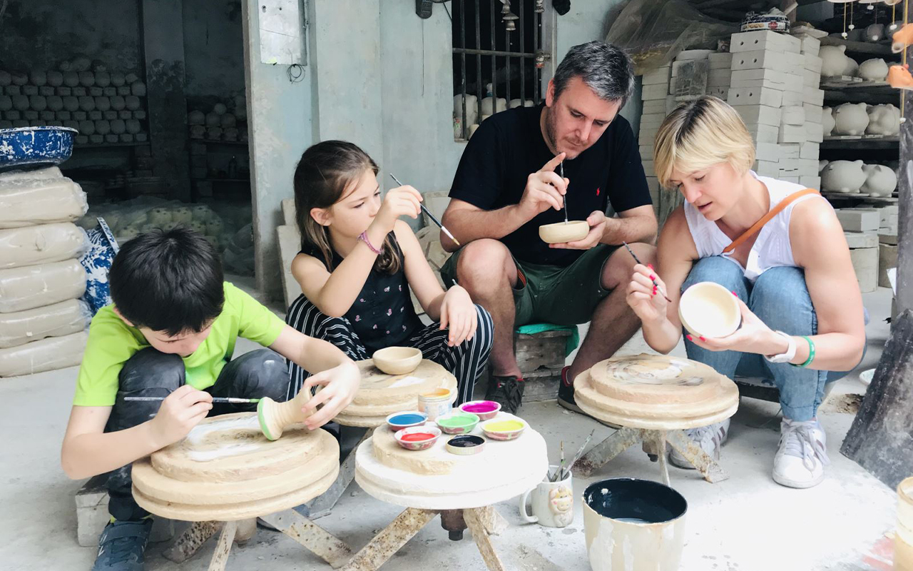 Không gian làng nghề Bát Tràng thu hút đông đảo du khách trải nghiệm mỗi dịp cuối tuần.