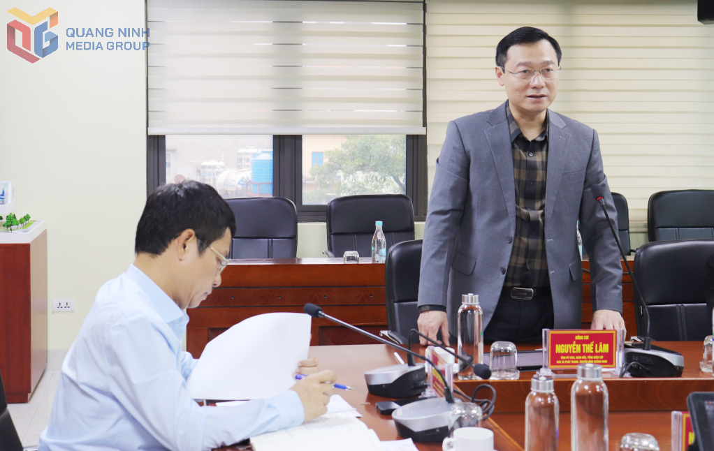 Nh&agrave; b&aacute;o Nguyễn Thế L&atilde;m, Gi&aacute;m đốc, Tổng Bi&ecirc;n tập B&aacute;o v&agrave; Ph&aacute;t thanh, Truyền h&igrave;nh Quảng Ninh ph&aacute;t biểu tại cuộc họp