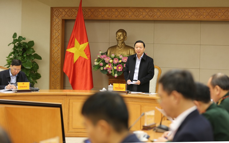 Phó Thủ tướng Trần Hồng Hà yêu cầu, trước 19h ngày 6/11 phải hoàn thành công tác di dời dân ra khỏi vùng nguy hiểm ven biển chịu triều cường và các vùng núi cao, chia cắt, sạt lở - Ảnh: VGP/Minh Khôi