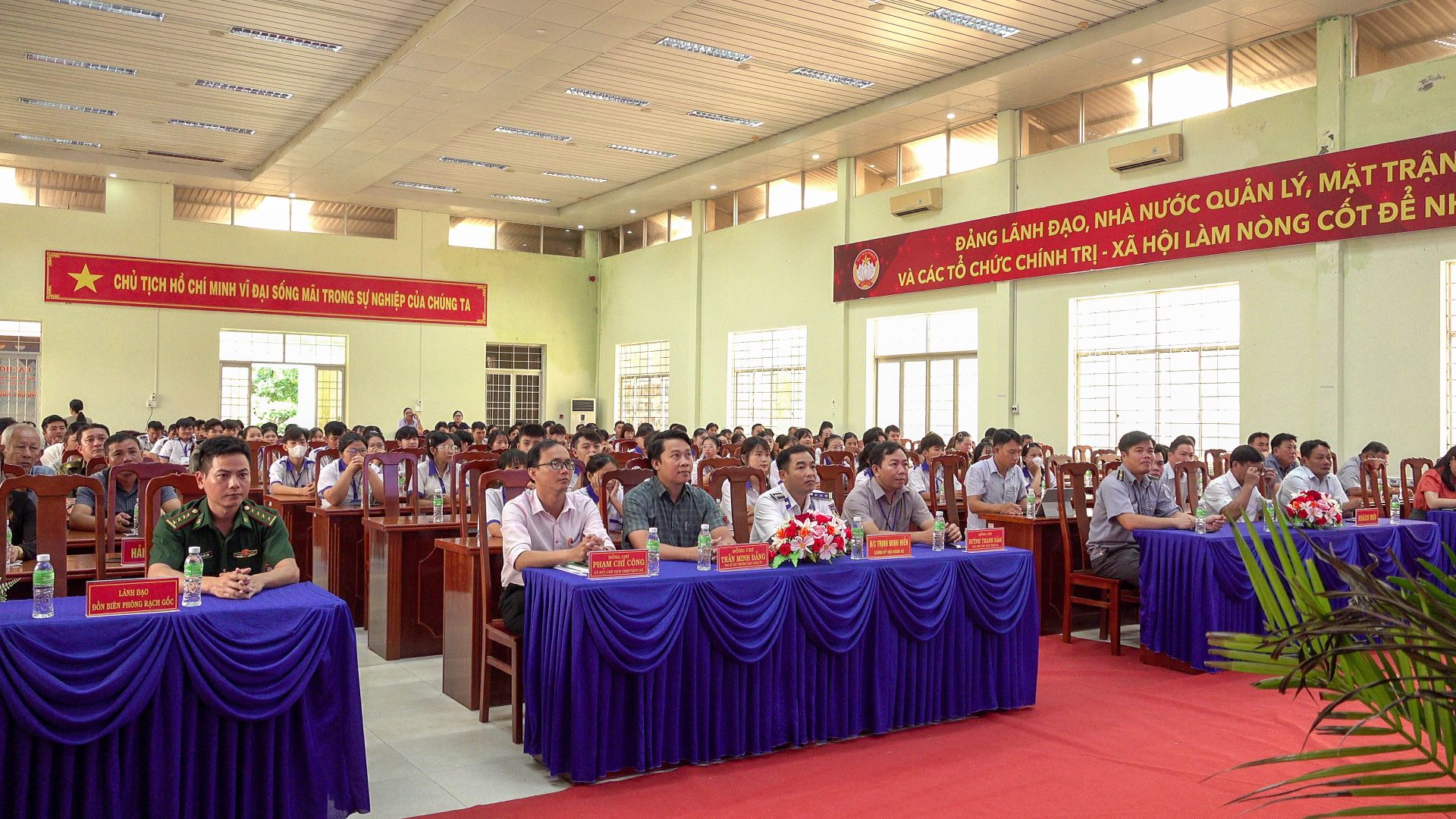 Các đại biểu, ngư dân và học sinh tham gia hội nghị tuyên truyền