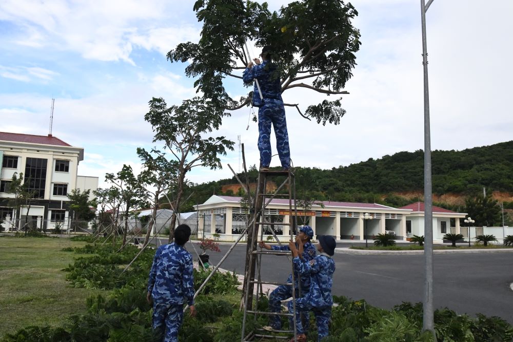 Cán bộ, chiến sĩ cắt tỉa cây xanh