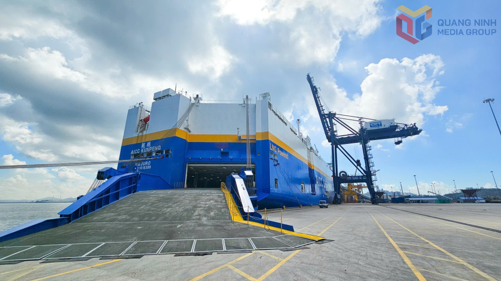 CICT tiếp nhận tàu vào làm hàng. CICT tiếp nhận tàu vào làm hàng.