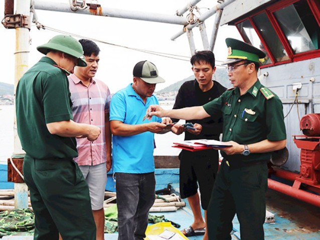 Lực lượng chức năng Nghệ An kiểm tra, nhắc nhở ngư dân tuân thủ các quy định về khai thác thủy sản.