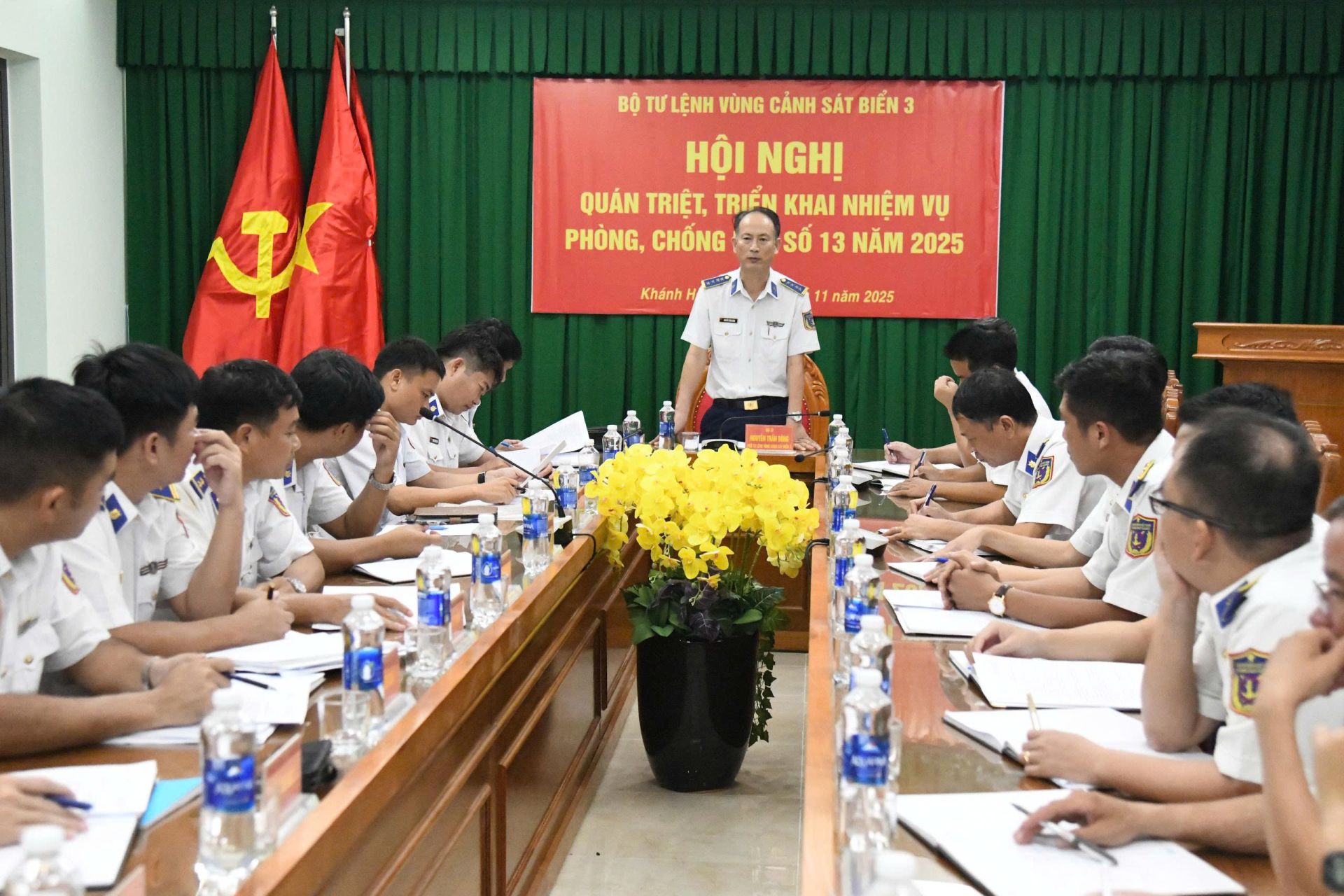 Đại tá Nguyễn Trần Đông, Phó Tư lệnh Vùng CSB 3 Quán triệt tr iển khai nhiệm vụ cho Hải đoàn 32 chuẩn bị úng phó với bão