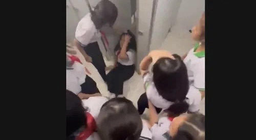 Nhóm học sinh đánh nữ sinh Nhóm học sinh đánh nữ sinh