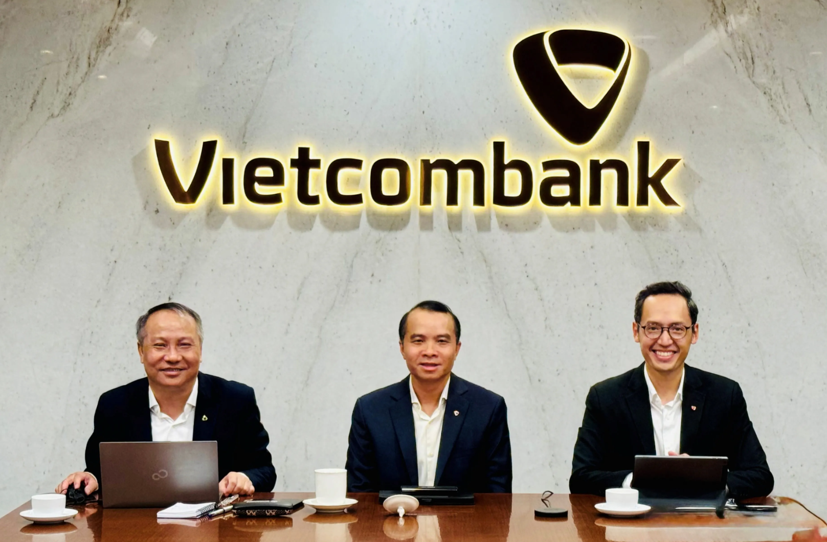 Đại diện Vietcombank trao đổi trực tuyến với các nhà đầu tư về kết quả hoạt động kinh doanh quý III năm 2025. Ảnh: VCB