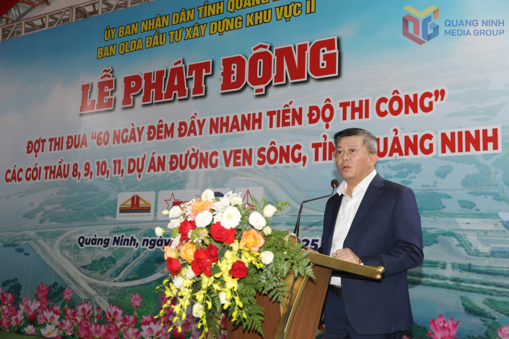 &Ocirc;ng Trần Việt Dũng, đại diện l&atilde;nh đạo chủ đầu tư ph&aacute;t động đợt thi đua.