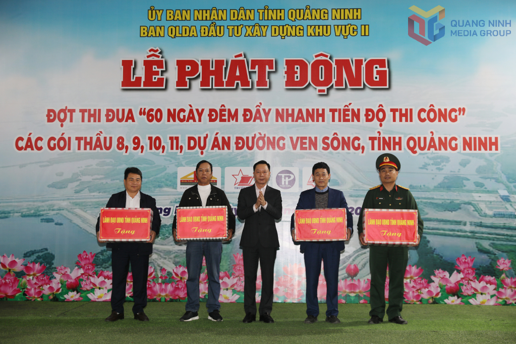 &Ocirc;ng L&ecirc; Văn &Aacute;nh, Ph&oacute; Chủ tịch UBND tỉnh Quảng Ninh tặng qu&agrave; động vi&ecirc;n c&aacute;c nh&agrave; thầu.