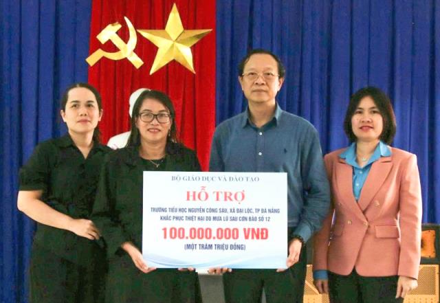 Đoàn công tác trao tặng Trường Tiểu học Nguyễn Công Sáu 100 triệu đồng khắc phục thiệt hại do mưa lũ sau cơn bão số 12