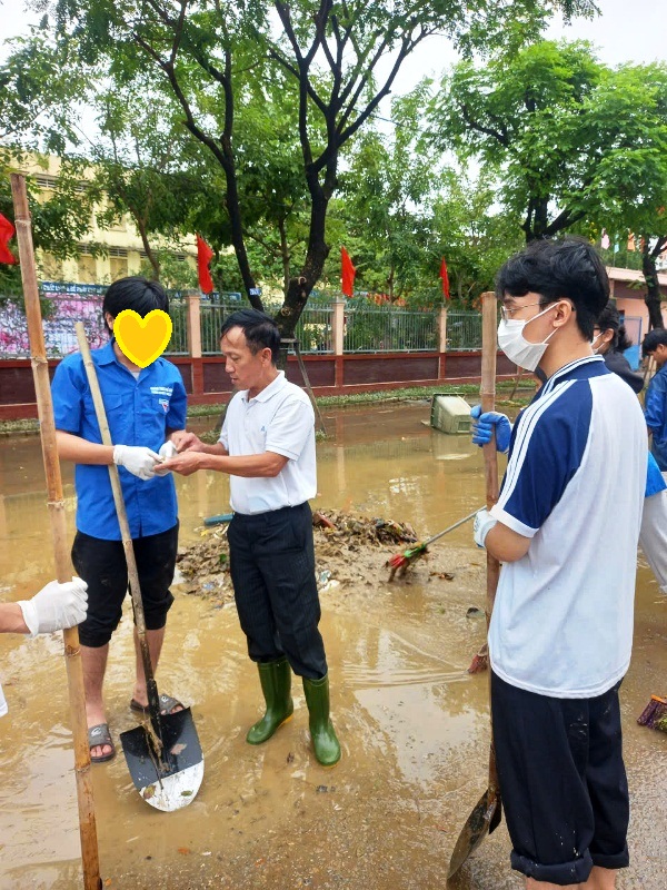 Ông Đỗ Công Cân Nhà hàng Gold Land động viên các nhóm sinh viên làm vệ sinh Ông Đỗ Công Cân Nhà hàng Gold Land động viên các nhóm sinh viên làm vệ sinh