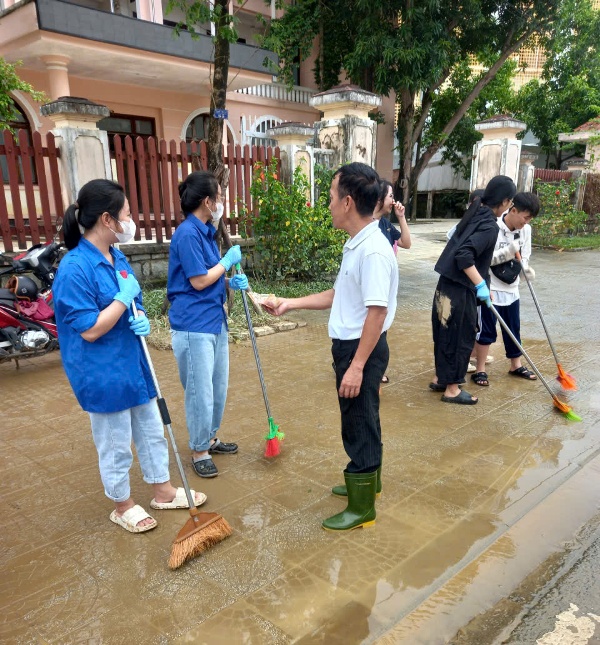 Huế: Nhiều trường đại học hỗ trợ viên chức, người lao động, sinh viên sau lũ