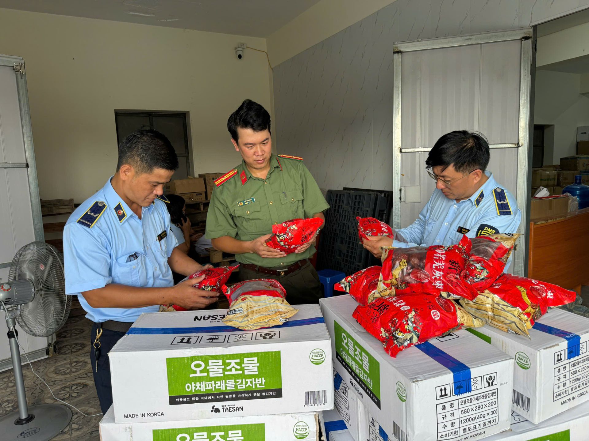 Lực lượng chức năng Hà Nội kiểm tra lô hàng hóa vi phạm