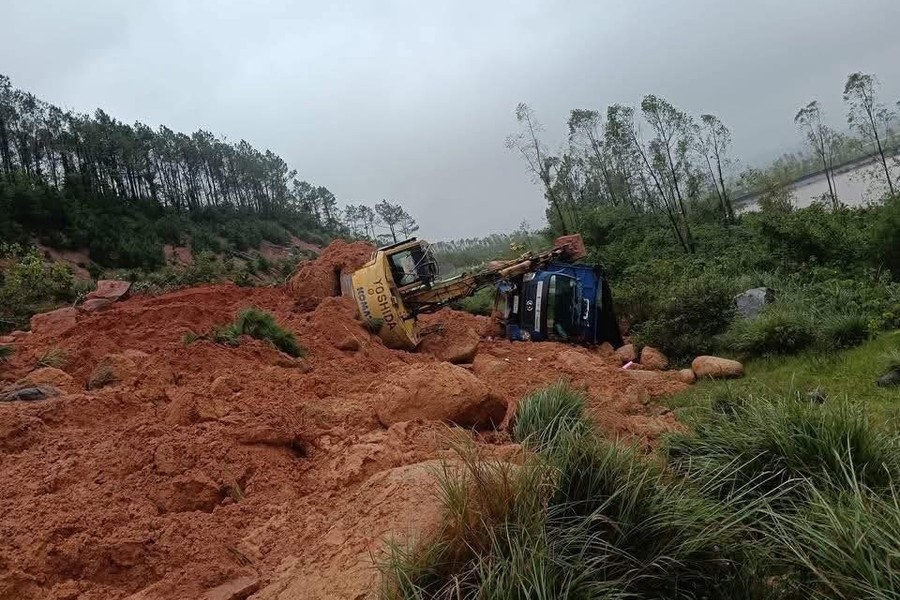 Hiện trường vụ sạt lở ở H&agrave; Tĩnh khiến 2 c&ocirc;ng nh&acirc;n bị thương.