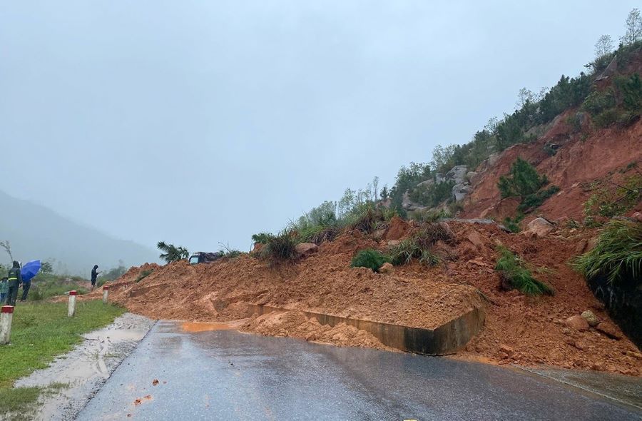 Hà Tĩnh cấm lưu thông trên tuyến đường ven biển do sạt lở nghiêm trọng