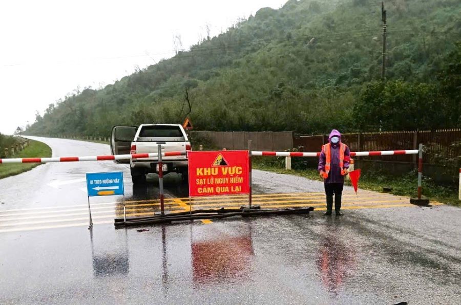 Ng&agrave;nh chức năng đặt biển cấm lưu th&ocirc;ng tr&ecirc;n đường ven biển đoạn qua x&atilde; Cẩm Trung, x&atilde; Kỳ Xu&acirc;n.