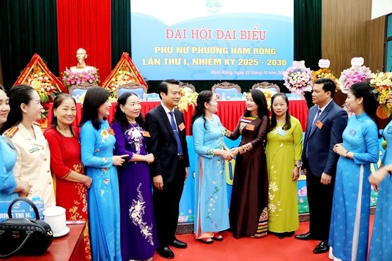 Lãnh đạo Hội LHPN tỉnh và phường Hàm Rồng trò chuyện với đại biểu tiêu biểu dự Đại hội. Lãnh đạo Hội LHPN tỉnh và phường Hàm Rồng trò chuyện với đại biểu tiêu biểu dự Đại hội.
