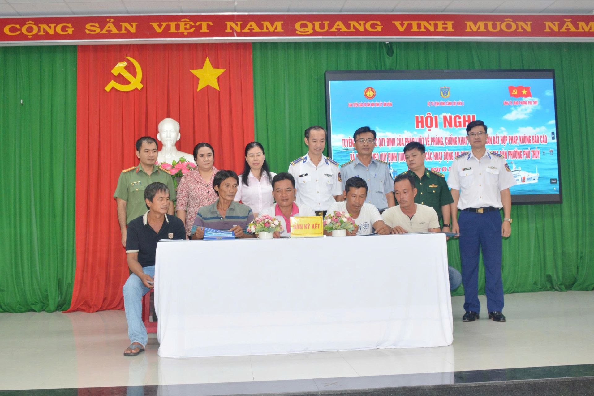 Ngư dân ký cam kết thực hiện phòng, chống thực hiện IUU trước sự chứng kiến của các đơn vị, cấp ủy, chính quyền địa phương