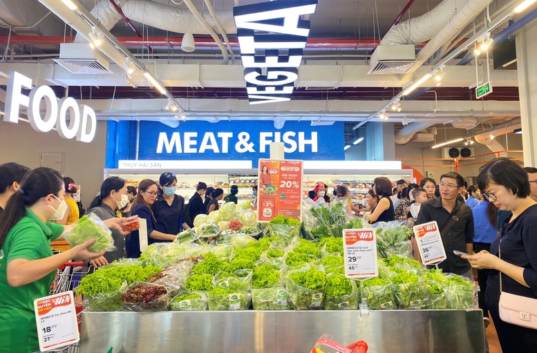 Khách hàng mua sắm tại siêu thị WinMart Khách hàng mua sắm tại siêu thị WinMart