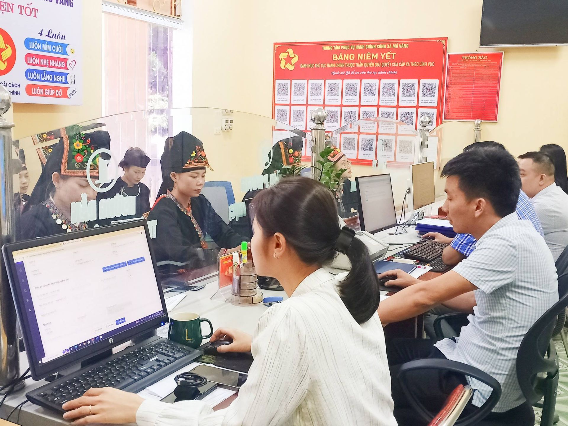 Cán bộ Trung tâm phục vụ hành chính công xã Mỏ Vàng giải quyết TTHC cho người dân Cán bộ Trung tâm phục vụ hành chính công xã Mỏ Vàng giải quyết TTHC cho người dân