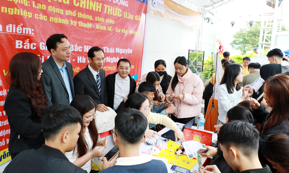 Đại diện lãnh đạo Sở Nội vụ, Trung tâm Dịch vụ việc làm Bắc Ninh số 1 và Trường Đại học Nông - Lâm Bắc Giang tham quan các gian hàng tuyển dụng của doanh nghiệp tại ngày hội.
