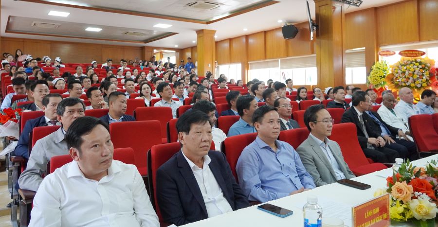 Các đại biểu tham dự buổi lễ. Các đại biểu tham dự buổi lễ.