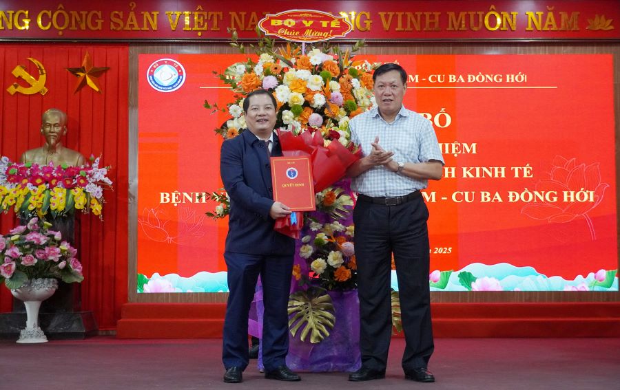 Thứ trưởng Bộ Y tế tặng hoa chúc mừng Phó Giám đốc Bệnh viện Hữu nghị Việt Nam - Cu Ba Đồng Hới. Thứ trưởng Bộ Y tế tặng hoa chúc mừng Phó Giám đốc Bệnh viện Hữu nghị Việt Nam - Cu Ba Đồng Hới.