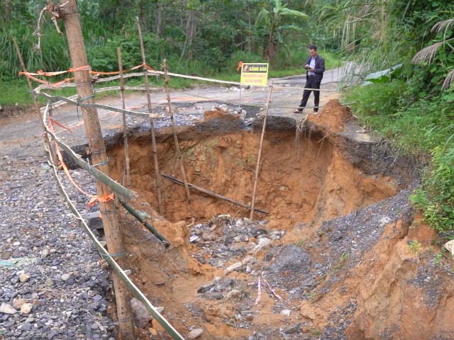 Hố sụt xuất hiện ngay trên tỉnh lộ 587 vào xã Húc cũ tại Km5+200.