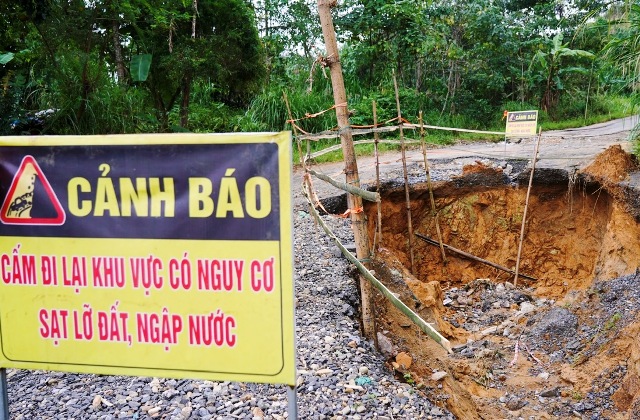 Lực lượng chức năng cắm biển cảnh báo, đảm bảo an toàn cho người qua lại khu vực sụt lún.