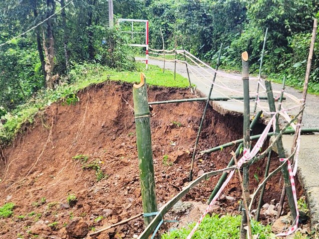 Một điểm sụt lún khác trên trên tỉnh lộ 587.