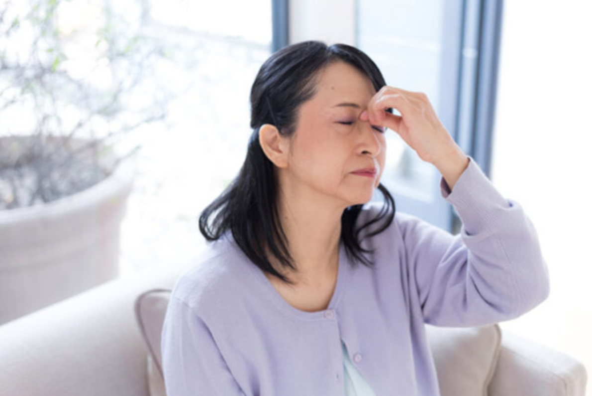 Suy giảm nội tiết tố khiến chị em xuất hiện nếp nhăn và thâm nám trên khuôn mặt