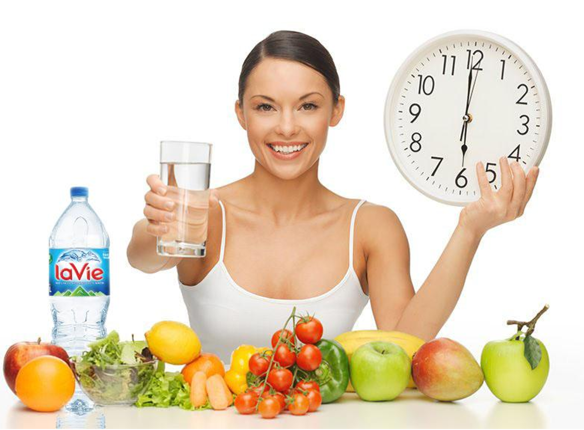 Nên uống đủ 1,5-2l nước mỗi ngày, chia thành nhiều lần và uống trước khi khát