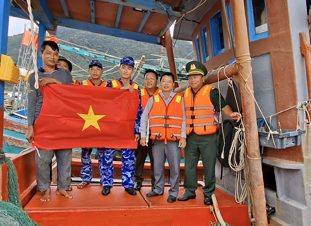 Hải đội 33 tăng cường tuyên truyền chống khai thác IUU cho ngư dân Đặc khu Côn Đảo