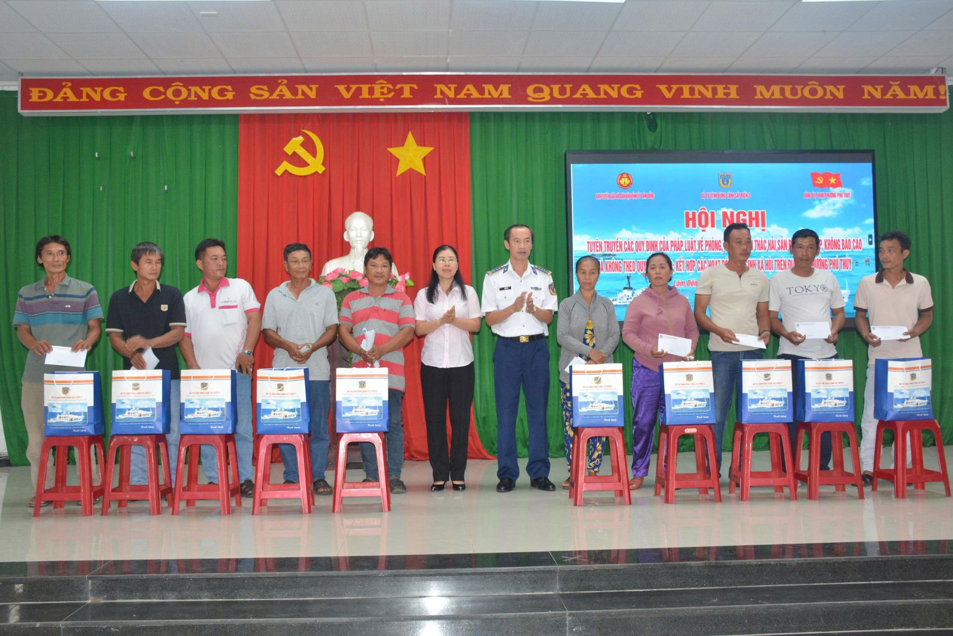 Bộ tư lệnh Vùng Cảnh sát biển 3 cùng các đơn vị trao quà tặng gia đình chính sách và ngư dân có hoàn cảnh khó khăn.