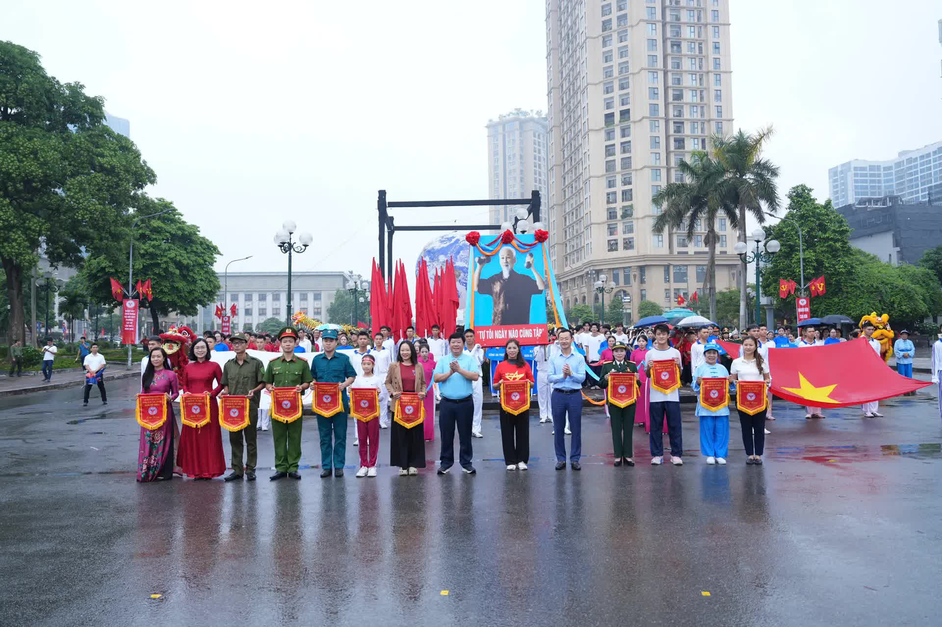 Phó Giám đốc Sở VHTT Hà Nội Phạm Xuân Tài và Chủ tịch UBND phường Tây Hồ Nguyễn Thanh Tịnh tặng cờ lưu niệm cho các đơn vị tham gia đại hội. Phó Giám đốc Sở VHTT Hà Nội Phạm Xuân Tài và Chủ tịch UBND phường Tây Hồ Nguyễn Thanh Tịnh tặng cờ lưu niệm cho các đơn vị tham gia đại hội.