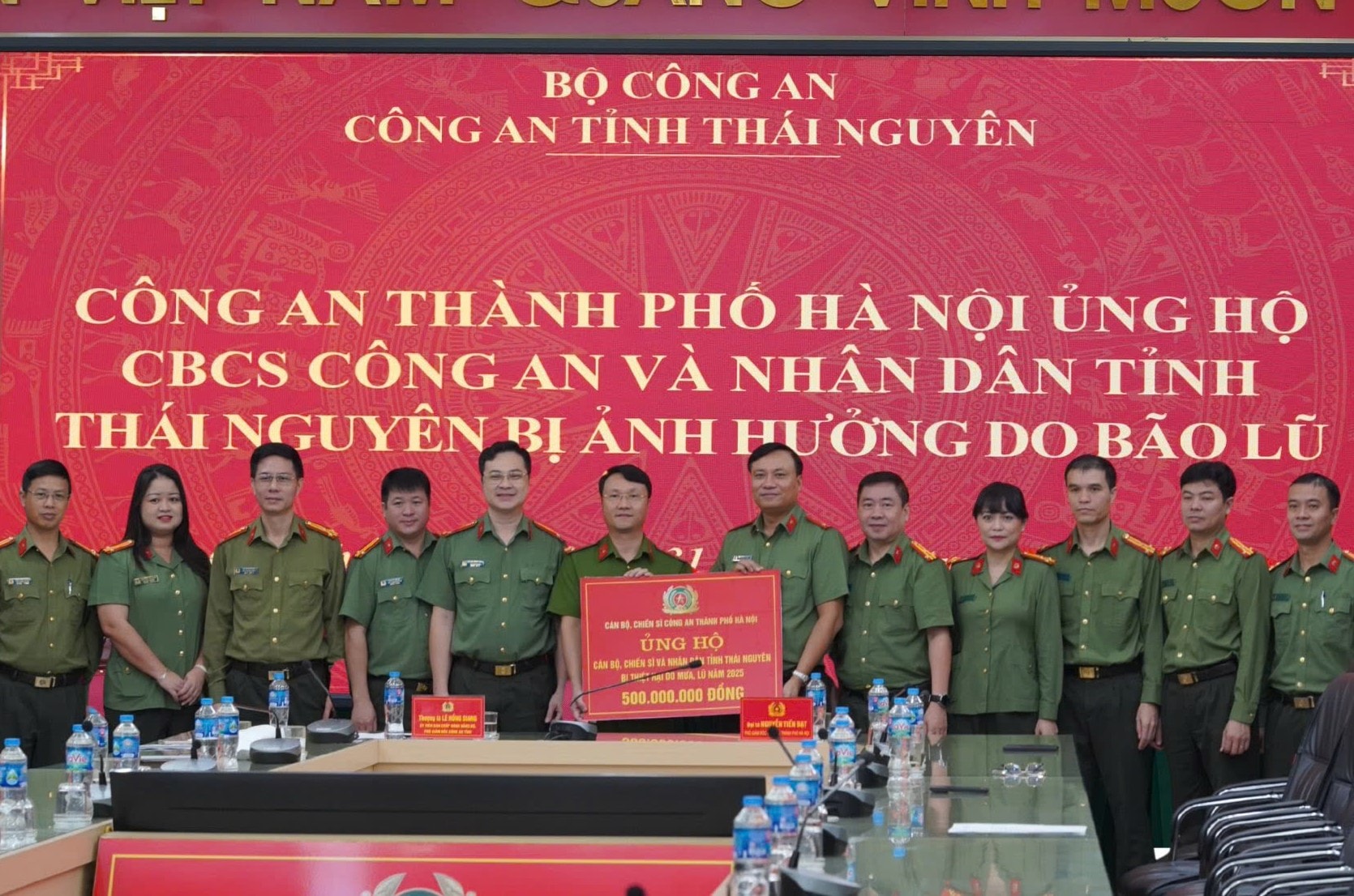 Đoàn công tác của Công an TP. Hà Nội trao kinh phí hỗ trợ cho cán bộ, chiến sĩ và người dân tỉnh Thái Nguyên. Ảnh: NB