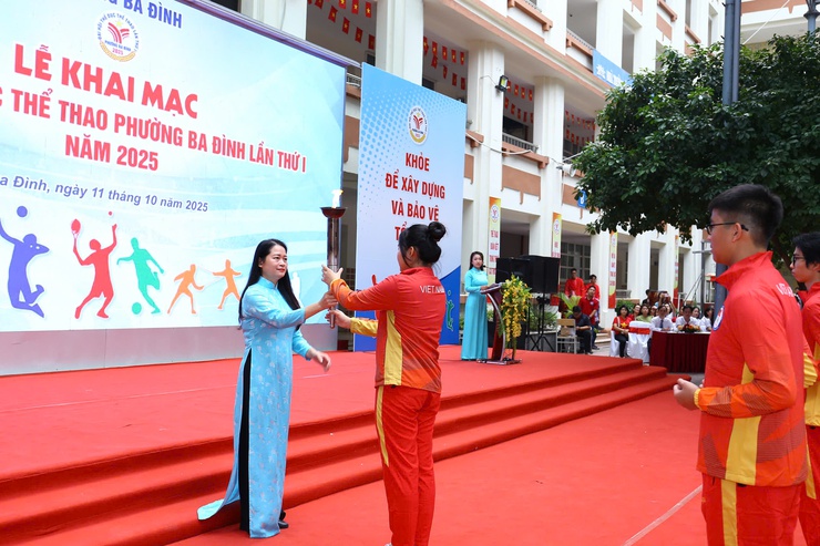 Đ/c Phạm Thị Diễm - Phó Bí thư Đảng ủy, Chủ tịch UBND phường Ba Đình - nhận đuốc từ vận động viên để thắp sáng đài lửa khai mạc Đại hội Đ/c Phạm Thị Diễm - Phó Bí thư Đảng ủy, Chủ tịch UBND phường Ba Đình - nhận đuốc từ vận động viên để thắp sáng đài lửa khai mạc Đại hội