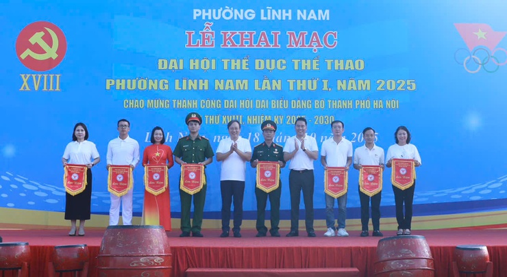Các đồng chí lãnh đạo phường Lĩnh Nam trao cờ lưu niệm cho các đơn vị tham gia Các đồng chí lãnh đạo phường Lĩnh Nam trao cờ lưu niệm cho các đơn vị tham gia