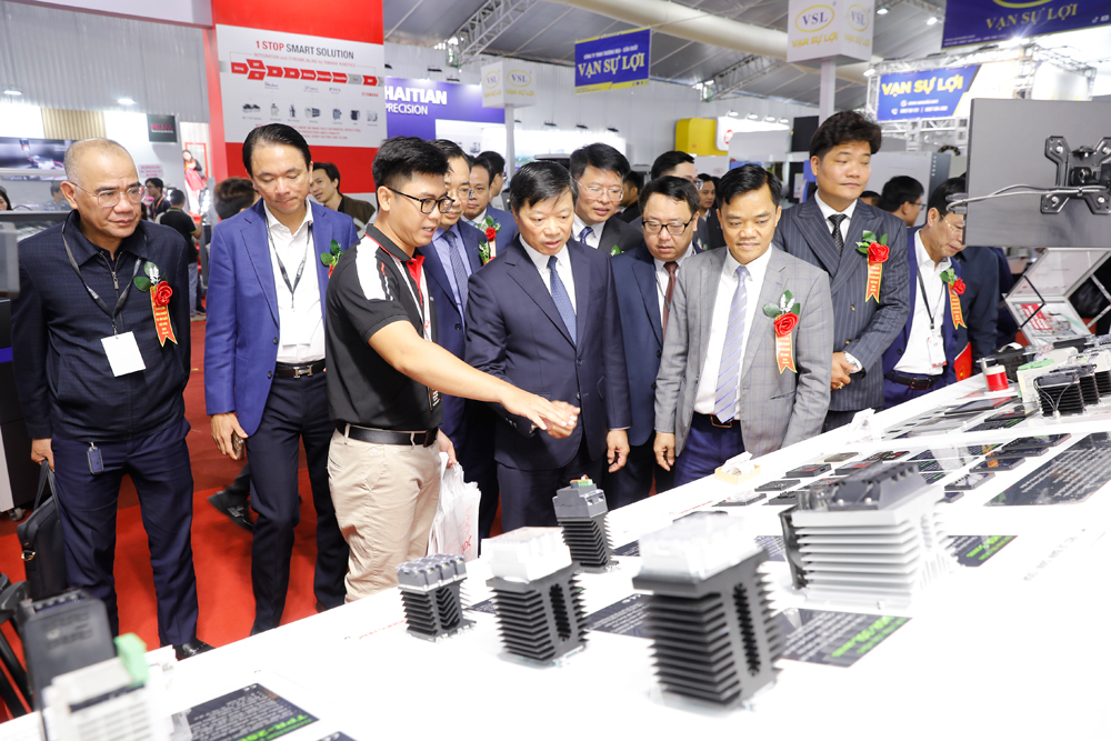 Đồng chí Đào Quang Khải cùng các đại biểu tham quan sản phẩm công nghiệp trưng bày tại Triển lãm.