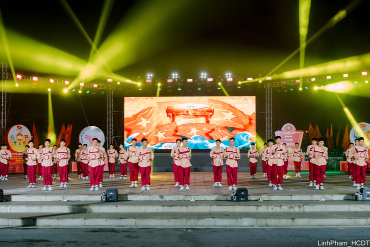 Gần 1.000 vận động viên, diễn viên quần chúng trình diễn các tiết mục mang đậm tinh thần thể thao. Gần 1.000 vận động viên, diễn viên quần chúng trình diễn các tiết mục mang đậm tinh thần thể thao.